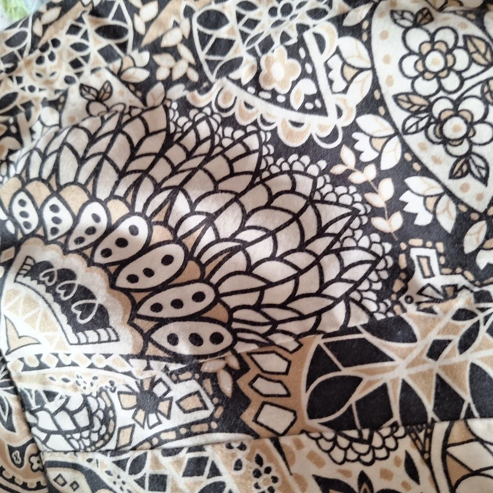 Geoffrey Beene Black and Cream Patterned Fabric